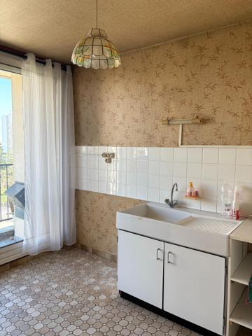 APPARTEMENT T4 - PROCHE VILLE - TRAVERSANT - TRAVAUX ISOLATION EN COURS