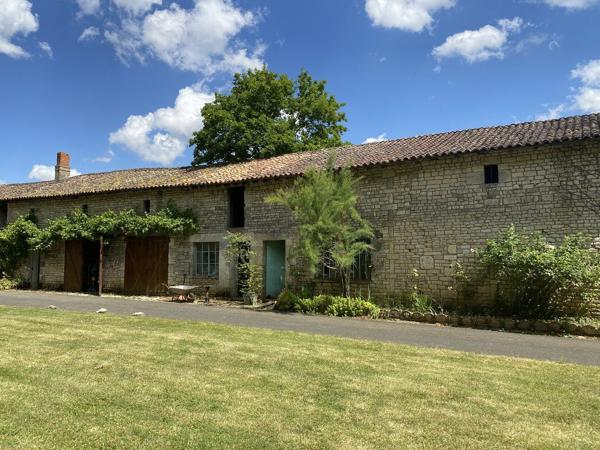 Château avec piscine chauffée, vastes dépendances, possibilité chambres d'hôtes Chef boutonne