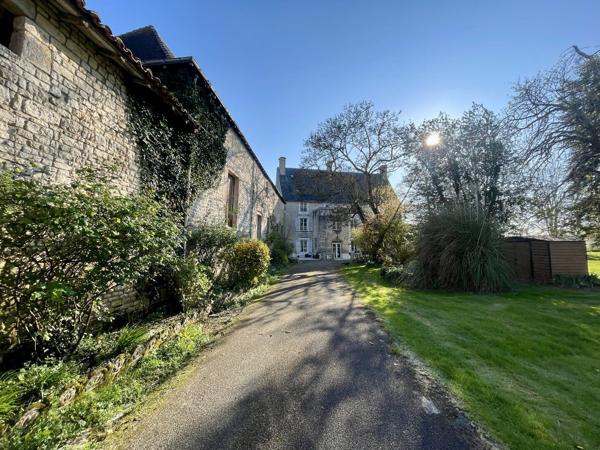 Château avec piscine chauffée, vastes dépendances, possibilité chambres d'hôtes Chef boutonne