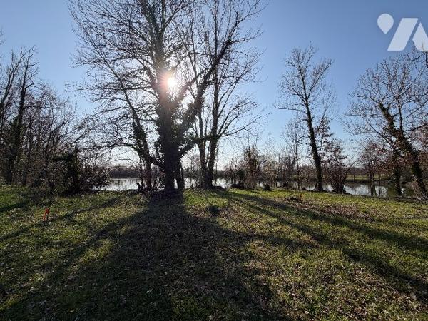 Terrain de 1038m² avec vue sur un lac