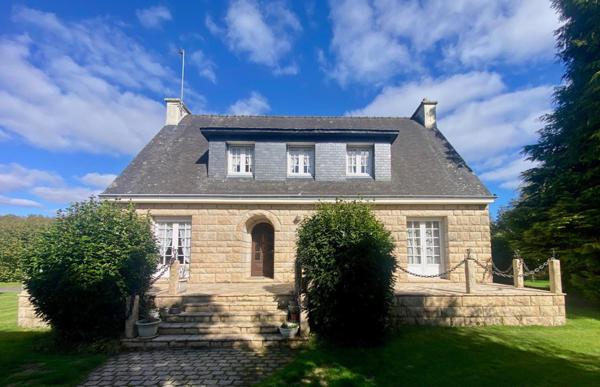 Maison 4 chambres, avec vie de plain-pied et terrain de 7 020 m², au calme, en impasse.