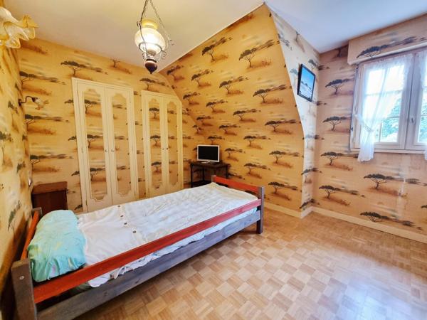 Maison 4 chambres, avec vie de plain-pied et terrain de 7 020 m², au calme, en impasse.