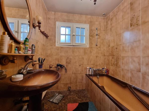 Maison 4 chambres, avec vie de plain-pied et terrain de 7 020 m², au calme, en impasse.