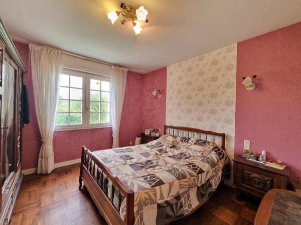 Maison 4 chambres, avec vie de plain-pied et terrain de 7 020 m², au calme, en impasse.