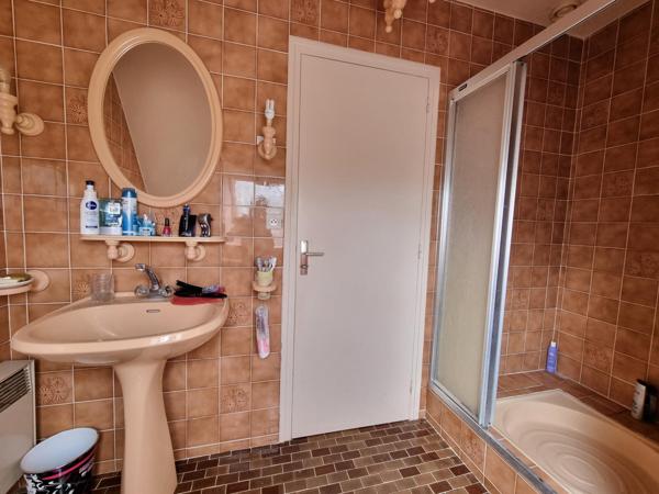 Maison 4 chambres, avec vie de plain-pied et terrain de 7 020 m², au calme, en impasse.