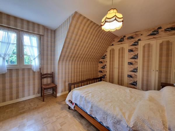 Maison 4 chambres, avec vie de plain-pied et terrain de 7 020 m², au calme, en impasse.