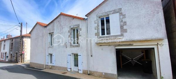 À deux pas de tous les commerces et services de L'Absie, découvrez cette charmante maison de ville de 93 m² hab. environ, combinant confort, praticité et fort potentiel d’évolution.

LES POINTS FORTS QUI FONT LA DIFFÉRENCE :
Emplacement "N°1 Tout à pied" : Écoles, cabinet médical, boulangerie, pharmacie et Carrefour Contact accessibles en quelques secondes à pied !
Zéro contrainte d'extérieur : Maison sans terrain, idéale pour un investissement locatif à gestion simplifiée ou pour profiter de son week-end sans entretien de jardin.
Garage privé fermé : Rare en centre-ville, un vrai confort pour garer votre véhicule ou stocker en toute sécurité.
Chauffage performant & économique : Équipée d'une chaudière à granules récente pour un confort thermique optimal.
Potentiel d'agrandissement : Un vaste grenier aménageable vous permet de créer une pièce supplémentaire (suite parentale, bureau, salle de jeux).

Disponible immédiatement : Prête pour votre projet ou vos travaux sans aucun délai !

AGENCEMENT OPTIMISÉ ET FONCTIONNEL :
Au rez-de-chaussée :
Entrée accueillante, Cuisine, Salon lumineux et convivial, WC séparé, Garage avec accès direct

À l'étage :
3 chambres, Salle de bains avec WC, Grenier aménageable offrant de superbes perspectives de valorisation

CÔTÉ TECHNIQUE & TRAVAUX :
La maison est équipée d'un système de chauffage moderne à granules.
Des travaux de couverture sont à prévoir, vous offrant la possibilité d'optimiser la valorisation du bien, d'adapter les travaux à vos besoins ou de générer du déficit foncier idéal pour les investisseurs.

LOCALISATION & TEMPS DE TRAJET :
Au quotidien : 
Commerces, supermarché, écoles et santé à pied.
15 min : La Châtaigneraie / Moncoutant
25 min : Bressuire
30 min : Pouzauges
35 min : Fontenay-le-Comte
45 min : Niort (Gare TGV) / Puy du Fou
1h20 : La Rochelle / Côte Atlantique

Une opportunité rare sur le secteur pour allier rentabilité, emplacement stratégique et potentiel !

Disponible immédiatement. Contactez-moi dès aujourd'hui pour plus d'informations ou pour programmer une visite.