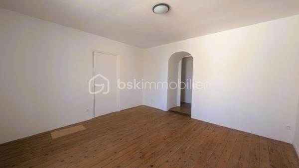 À deux pas de tous les commerces et services de L'Absie, découvrez cette charmante maison de ville de 93 m² hab. environ, combinant confort, praticité et fort potentiel d’évolution.

LES POINTS FORTS QUI FONT LA DIFFÉRENCE :
Emplacement "N°1 Tout à pied" : Écoles, cabinet médical, boulangerie, pharmacie et Carrefour Contact accessibles en quelques secondes à pied !
Zéro contrainte d'extérieur : Maison sans terrain, idéale pour un investissement locatif à gestion simplifiée ou pour profiter de son week-end sans entretien de jardin.
Garage privé fermé : Rare en centre-ville, un vrai confort pour garer votre véhicule ou stocker en toute sécurité.
Chauffage performant & économique : Équipée d'une chaudière à granules récente pour un confort thermique optimal.
Potentiel d'agrandissement : Un vaste grenier aménageable vous permet de créer une pièce supplémentaire (suite parentale, bureau, salle de jeux).

Disponible immédiatement : Prête pour votre projet ou vos travaux sans aucun délai !

AGENCEMENT OPTIMISÉ ET FONCTIONNEL :
Au rez-de-chaussée :
Entrée accueillante, Cuisine, Salon lumineux et convivial, WC séparé, Garage avec accès direct

À l'étage :
3 chambres, Salle de bains avec WC, Grenier aménageable offrant de superbes perspectives de valorisation

CÔTÉ TECHNIQUE & TRAVAUX :
La maison est équipée d'un système de chauffage moderne à granules.
Des travaux de couverture sont à prévoir, vous offrant la possibilité d'optimiser la valorisation du bien, d'adapter les travaux à vos besoins ou de générer du déficit foncier idéal pour les investisseurs.

LOCALISATION & TEMPS DE TRAJET :
Au quotidien : 
Commerces, supermarché, écoles et santé à pied.
15 min : La Châtaigneraie / Moncoutant
25 min : Bressuire
30 min : Pouzauges
35 min : Fontenay-le-Comte
45 min : Niort (Gare TGV) / Puy du Fou
1h20 : La Rochelle / Côte Atlantique

Une opportunité rare sur le secteur pour allier rentabilité, emplacement stratégique et potentiel !

Disponible immédiatement. Contactez-moi dès aujourd'hui pour plus d'informations ou pour programmer une visite.