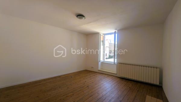 À deux pas de tous les commerces et services de L'Absie, découvrez cette charmante maison de ville de 93 m² hab. environ, combinant confort, praticité et fort potentiel d’évolution.

LES POINTS FORTS QUI FONT LA DIFFÉRENCE :
Emplacement "N°1 Tout à pied" : Écoles, cabinet médical, boulangerie, pharmacie et Carrefour Contact accessibles en quelques secondes à pied !
Zéro contrainte d'extérieur : Maison sans terrain, idéale pour un investissement locatif à gestion simplifiée ou pour profiter de son week-end sans entretien de jardin.
Garage privé fermé : Rare en centre-ville, un vrai confort pour garer votre véhicule ou stocker en toute sécurité.
Chauffage performant & économique : Équipée d'une chaudière à granules récente pour un confort thermique optimal.
Potentiel d'agrandissement : Un vaste grenier aménageable vous permet de créer une pièce supplémentaire (suite parentale, bureau, salle de jeux).

Disponible immédiatement : Prête pour votre projet ou vos travaux sans aucun délai !

AGENCEMENT OPTIMISÉ ET FONCTIONNEL :
Au rez-de-chaussée :
Entrée accueillante, Cuisine, Salon lumineux et convivial, WC séparé, Garage avec accès direct

À l'étage :
3 chambres, Salle de bains avec WC, Grenier aménageable offrant de superbes perspectives de valorisation

CÔTÉ TECHNIQUE & TRAVAUX :
La maison est équipée d'un système de chauffage moderne à granules.
Des travaux de couverture sont à prévoir, vous offrant la possibilité d'optimiser la valorisation du bien, d'adapter les travaux à vos besoins ou de générer du déficit foncier idéal pour les investisseurs.

LOCALISATION & TEMPS DE TRAJET :
Au quotidien : 
Commerces, supermarché, écoles et santé à pied.
15 min : La Châtaigneraie / Moncoutant
25 min : Bressuire
30 min : Pouzauges
35 min : Fontenay-le-Comte
45 min : Niort (Gare TGV) / Puy du Fou
1h20 : La Rochelle / Côte Atlantique

Une opportunité rare sur le secteur pour allier rentabilité, emplacement stratégique et potentiel !

Disponible immédiatement. Contactez-moi dès aujourd'hui pour plus d'informations ou pour programmer une visite.