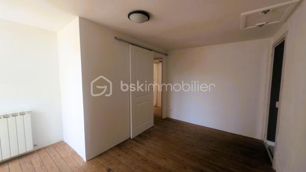 À deux pas de tous les commerces et services de L'Absie, découvrez cette charmante maison de ville de 93 m² hab. environ, combinant confort, praticité et fort potentiel d’évolution.

LES POINTS FORTS QUI FONT LA DIFFÉRENCE :
Emplacement "N°1 Tout à pied" : Écoles, cabinet médical, boulangerie, pharmacie et Carrefour Contact accessibles en quelques secondes à pied !
Zéro contrainte d'extérieur : Maison sans terrain, idéale pour un investissement locatif à gestion simplifiée ou pour profiter de son week-end sans entretien de jardin.
Garage privé fermé : Rare en centre-ville, un vrai confort pour garer votre véhicule ou stocker en toute sécurité.
Chauffage performant & économique : Équipée d'une chaudière à granules récente pour un confort thermique optimal.
Potentiel d'agrandissement : Un vaste grenier aménageable vous permet de créer une pièce supplémentaire (suite parentale, bureau, salle de jeux).

Disponible immédiatement : Prête pour votre projet ou vos travaux sans aucun délai !

AGENCEMENT OPTIMISÉ ET FONCTIONNEL :
Au rez-de-chaussée :
Entrée accueillante, Cuisine, Salon lumineux et convivial, WC séparé, Garage avec accès direct

À l'étage :
3 chambres, Salle de bains avec WC, Grenier aménageable offrant de superbes perspectives de valorisation

CÔTÉ TECHNIQUE & TRAVAUX :
La maison est équipée d'un système de chauffage moderne à granules.
Des travaux de couverture sont à prévoir, vous offrant la possibilité d'optimiser la valorisation du bien, d'adapter les travaux à vos besoins ou de générer du déficit foncier idéal pour les investisseurs.

LOCALISATION & TEMPS DE TRAJET :
Au quotidien : 
Commerces, supermarché, écoles et santé à pied.
15 min : La Châtaigneraie / Moncoutant
25 min : Bressuire
30 min : Pouzauges
35 min : Fontenay-le-Comte
45 min : Niort (Gare TGV) / Puy du Fou
1h20 : La Rochelle / Côte Atlantique

Une opportunité rare sur le secteur pour allier rentabilité, emplacement stratégique et potentiel !

Disponible immédiatement. Contactez-moi dès aujourd'hui pour plus d'informations ou pour programmer une visite.