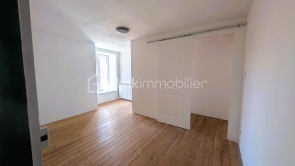 À deux pas de tous les commerces et services de L'Absie, découvrez cette charmante maison de ville de 93 m² hab. environ, combinant confort, praticité et fort potentiel d’évolution.

LES POINTS FORTS QUI FONT LA DIFFÉRENCE :
Emplacement "N°1 Tout à pied" : Écoles, cabinet médical, boulangerie, pharmacie et Carrefour Contact accessibles en quelques secondes à pied !
Zéro contrainte d'extérieur : Maison sans terrain, idéale pour un investissement locatif à gestion simplifiée ou pour profiter de son week-end sans entretien de jardin.
Garage privé fermé : Rare en centre-ville, un vrai confort pour garer votre véhicule ou stocker en toute sécurité.
Chauffage performant & économique : Équipée d'une chaudière à granules récente pour un confort thermique optimal.
Potentiel d'agrandissement : Un vaste grenier aménageable vous permet de créer une pièce supplémentaire (suite parentale, bureau, salle de jeux).

Disponible immédiatement : Prête pour votre projet ou vos travaux sans aucun délai !

AGENCEMENT OPTIMISÉ ET FONCTIONNEL :
Au rez-de-chaussée :
Entrée accueillante, Cuisine, Salon lumineux et convivial, WC séparé, Garage avec accès direct

À l'étage :
3 chambres, Salle de bains avec WC, Grenier aménageable offrant de superbes perspectives de valorisation

CÔTÉ TECHNIQUE & TRAVAUX :
La maison est équipée d'un système de chauffage moderne à granules.
Des travaux de couverture sont à prévoir, vous offrant la possibilité d'optimiser la valorisation du bien, d'adapter les travaux à vos besoins ou de générer du déficit foncier idéal pour les investisseurs.

LOCALISATION & TEMPS DE TRAJET :
Au quotidien : 
Commerces, supermarché, écoles et santé à pied.
15 min : La Châtaigneraie / Moncoutant
25 min : Bressuire
30 min : Pouzauges
35 min : Fontenay-le-Comte
45 min : Niort (Gare TGV) / Puy du Fou
1h20 : La Rochelle / Côte Atlantique

Une opportunité rare sur le secteur pour allier rentabilité, emplacement stratégique et potentiel !

Disponible immédiatement. Contactez-moi dès aujourd'hui pour plus d'informations ou pour programmer une visite.