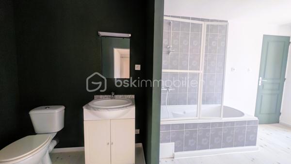 À deux pas de tous les commerces et services de L'Absie, découvrez cette charmante maison de ville de 93 m² hab. environ, combinant confort, praticité et fort potentiel d’évolution.

LES POINTS FORTS QUI FONT LA DIFFÉRENCE :
Emplacement "N°1 Tout à pied" : Écoles, cabinet médical, boulangerie, pharmacie et Carrefour Contact accessibles en quelques secondes à pied !
Zéro contrainte d'extérieur : Maison sans terrain, idéale pour un investissement locatif à gestion simplifiée ou pour profiter de son week-end sans entretien de jardin.
Garage privé fermé : Rare en centre-ville, un vrai confort pour garer votre véhicule ou stocker en toute sécurité.
Chauffage performant & économique : Équipée d'une chaudière à granules récente pour un confort thermique optimal.
Potentiel d'agrandissement : Un vaste grenier aménageable vous permet de créer une pièce supplémentaire (suite parentale, bureau, salle de jeux).

Disponible immédiatement : Prête pour votre projet ou vos travaux sans aucun délai !

AGENCEMENT OPTIMISÉ ET FONCTIONNEL :
Au rez-de-chaussée :
Entrée accueillante, Cuisine, Salon lumineux et convivial, WC séparé, Garage avec accès direct

À l'étage :
3 chambres, Salle de bains avec WC, Grenier aménageable offrant de superbes perspectives de valorisation

CÔTÉ TECHNIQUE & TRAVAUX :
La maison est équipée d'un système de chauffage moderne à granules.
Des travaux de couverture sont à prévoir, vous offrant la possibilité d'optimiser la valorisation du bien, d'adapter les travaux à vos besoins ou de générer du déficit foncier idéal pour les investisseurs.

LOCALISATION & TEMPS DE TRAJET :
Au quotidien : 
Commerces, supermarché, écoles et santé à pied.
15 min : La Châtaigneraie / Moncoutant
25 min : Bressuire
30 min : Pouzauges
35 min : Fontenay-le-Comte
45 min : Niort (Gare TGV) / Puy du Fou
1h20 : La Rochelle / Côte Atlantique

Une opportunité rare sur le secteur pour allier rentabilité, emplacement stratégique et potentiel !

Disponible immédiatement. Contactez-moi dès aujourd'hui pour plus d'informations ou pour programmer une visite.