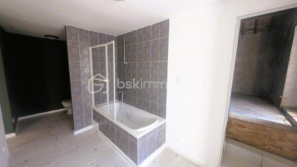À deux pas de tous les commerces et services de L'Absie, découvrez cette charmante maison de ville de 93 m² hab. environ, combinant confort, praticité et fort potentiel d’évolution.

LES POINTS FORTS QUI FONT LA DIFFÉRENCE :
Emplacement "N°1 Tout à pied" : Écoles, cabinet médical, boulangerie, pharmacie et Carrefour Contact accessibles en quelques secondes à pied !
Zéro contrainte d'extérieur : Maison sans terrain, idéale pour un investissement locatif à gestion simplifiée ou pour profiter de son week-end sans entretien de jardin.
Garage privé fermé : Rare en centre-ville, un vrai confort pour garer votre véhicule ou stocker en toute sécurité.
Chauffage performant & économique : Équipée d'une chaudière à granules récente pour un confort thermique optimal.
Potentiel d'agrandissement : Un vaste grenier aménageable vous permet de créer une pièce supplémentaire (suite parentale, bureau, salle de jeux).

Disponible immédiatement : Prête pour votre projet ou vos travaux sans aucun délai !

AGENCEMENT OPTIMISÉ ET FONCTIONNEL :
Au rez-de-chaussée :
Entrée accueillante, Cuisine, Salon lumineux et convivial, WC séparé, Garage avec accès direct

À l'étage :
3 chambres, Salle de bains avec WC, Grenier aménageable offrant de superbes perspectives de valorisation

CÔTÉ TECHNIQUE & TRAVAUX :
La maison est équipée d'un système de chauffage moderne à granules.
Des travaux de couverture sont à prévoir, vous offrant la possibilité d'optimiser la valorisation du bien, d'adapter les travaux à vos besoins ou de générer du déficit foncier idéal pour les investisseurs.

LOCALISATION & TEMPS DE TRAJET :
Au quotidien : 
Commerces, supermarché, écoles et santé à pied.
15 min : La Châtaigneraie / Moncoutant
25 min : Bressuire
30 min : Pouzauges
35 min : Fontenay-le-Comte
45 min : Niort (Gare TGV) / Puy du Fou
1h20 : La Rochelle / Côte Atlantique

Une opportunité rare sur le secteur pour allier rentabilité, emplacement stratégique et potentiel !

Disponible immédiatement. Contactez-moi dès aujourd'hui pour plus d'informations ou pour programmer une visite.