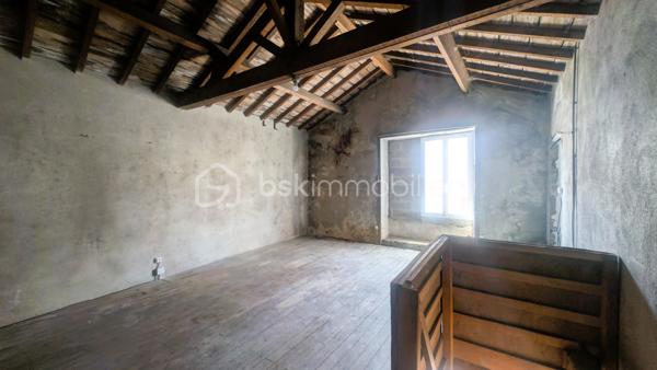 À deux pas de tous les commerces et services de L'Absie, découvrez cette charmante maison de ville de 93 m² hab. environ, combinant confort, praticité et fort potentiel d’évolution.

LES POINTS FORTS QUI FONT LA DIFFÉRENCE :
Emplacement "N°1 Tout à pied" : Écoles, cabinet médical, boulangerie, pharmacie et Carrefour Contact accessibles en quelques secondes à pied !
Zéro contrainte d'extérieur : Maison sans terrain, idéale pour un investissement locatif à gestion simplifiée ou pour profiter de son week-end sans entretien de jardin.
Garage privé fermé : Rare en centre-ville, un vrai confort pour garer votre véhicule ou stocker en toute sécurité.
Chauffage performant & économique : Équipée d'une chaudière à granules récente pour un confort thermique optimal.
Potentiel d'agrandissement : Un vaste grenier aménageable vous permet de créer une pièce supplémentaire (suite parentale, bureau, salle de jeux).

Disponible immédiatement : Prête pour votre projet ou vos travaux sans aucun délai !

AGENCEMENT OPTIMISÉ ET FONCTIONNEL :
Au rez-de-chaussée :
Entrée accueillante, Cuisine, Salon lumineux et convivial, WC séparé, Garage avec accès direct

À l'étage :
3 chambres, Salle de bains avec WC, Grenier aménageable offrant de superbes perspectives de valorisation

CÔTÉ TECHNIQUE & TRAVAUX :
La maison est équipée d'un système de chauffage moderne à granules.
Des travaux de couverture sont à prévoir, vous offrant la possibilité d'optimiser la valorisation du bien, d'adapter les travaux à vos besoins ou de générer du déficit foncier idéal pour les investisseurs.

LOCALISATION & TEMPS DE TRAJET :
Au quotidien : 
Commerces, supermarché, écoles et santé à pied.
15 min : La Châtaigneraie / Moncoutant
25 min : Bressuire
30 min : Pouzauges
35 min : Fontenay-le-Comte
45 min : Niort (Gare TGV) / Puy du Fou
1h20 : La Rochelle / Côte Atlantique

Une opportunité rare sur le secteur pour allier rentabilité, emplacement stratégique et potentiel !

Disponible immédiatement. Contactez-moi dès aujourd'hui pour plus d'informations ou pour programmer une visite.
