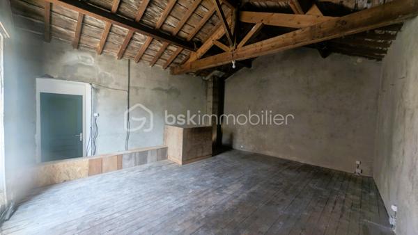 À deux pas de tous les commerces et services de L'Absie, découvrez cette charmante maison de ville de 93 m² hab. environ, combinant confort, praticité et fort potentiel d’évolution.

LES POINTS FORTS QUI FONT LA DIFFÉRENCE :
Emplacement "N°1 Tout à pied" : Écoles, cabinet médical, boulangerie, pharmacie et Carrefour Contact accessibles en quelques secondes à pied !
Zéro contrainte d'extérieur : Maison sans terrain, idéale pour un investissement locatif à gestion simplifiée ou pour profiter de son week-end sans entretien de jardin.
Garage privé fermé : Rare en centre-ville, un vrai confort pour garer votre véhicule ou stocker en toute sécurité.
Chauffage performant & économique : Équipée d'une chaudière à granules récente pour un confort thermique optimal.
Potentiel d'agrandissement : Un vaste grenier aménageable vous permet de créer une pièce supplémentaire (suite parentale, bureau, salle de jeux).

Disponible immédiatement : Prête pour votre projet ou vos travaux sans aucun délai !

AGENCEMENT OPTIMISÉ ET FONCTIONNEL :
Au rez-de-chaussée :
Entrée accueillante, Cuisine, Salon lumineux et convivial, WC séparé, Garage avec accès direct

À l'étage :
3 chambres, Salle de bains avec WC, Grenier aménageable offrant de superbes perspectives de valorisation

CÔTÉ TECHNIQUE & TRAVAUX :
La maison est équipée d'un système de chauffage moderne à granules.
Des travaux de couverture sont à prévoir, vous offrant la possibilité d'optimiser la valorisation du bien, d'adapter les travaux à vos besoins ou de générer du déficit foncier idéal pour les investisseurs.

LOCALISATION & TEMPS DE TRAJET :
Au quotidien : 
Commerces, supermarché, écoles et santé à pied.
15 min : La Châtaigneraie / Moncoutant
25 min : Bressuire
30 min : Pouzauges
35 min : Fontenay-le-Comte
45 min : Niort (Gare TGV) / Puy du Fou
1h20 : La Rochelle / Côte Atlantique

Une opportunité rare sur le secteur pour allier rentabilité, emplacement stratégique et potentiel !

Disponible immédiatement. Contactez-moi dès aujourd'hui pour plus d'informations ou pour programmer une visite.