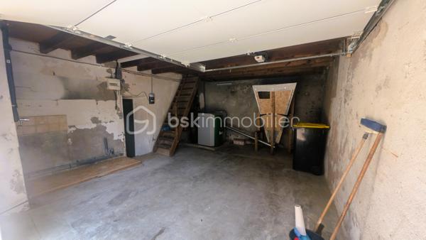 À deux pas de tous les commerces et services de L'Absie, découvrez cette charmante maison de ville de 93 m² hab. environ, combinant confort, praticité et fort potentiel d’évolution.

LES POINTS FORTS QUI FONT LA DIFFÉRENCE :
Emplacement "N°1 Tout à pied" : Écoles, cabinet médical, boulangerie, pharmacie et Carrefour Contact accessibles en quelques secondes à pied !
Zéro contrainte d'extérieur : Maison sans terrain, idéale pour un investissement locatif à gestion simplifiée ou pour profiter de son week-end sans entretien de jardin.
Garage privé fermé : Rare en centre-ville, un vrai confort pour garer votre véhicule ou stocker en toute sécurité.
Chauffage performant & économique : Équipée d'une chaudière à granules récente pour un confort thermique optimal.
Potentiel d'agrandissement : Un vaste grenier aménageable vous permet de créer une pièce supplémentaire (suite parentale, bureau, salle de jeux).

Disponible immédiatement : Prête pour votre projet ou vos travaux sans aucun délai !

AGENCEMENT OPTIMISÉ ET FONCTIONNEL :
Au rez-de-chaussée :
Entrée accueillante, Cuisine, Salon lumineux et convivial, WC séparé, Garage avec accès direct

À l'étage :
3 chambres, Salle de bains avec WC, Grenier aménageable offrant de superbes perspectives de valorisation

CÔTÉ TECHNIQUE & TRAVAUX :
La maison est équipée d'un système de chauffage moderne à granules.
Des travaux de couverture sont à prévoir, vous offrant la possibilité d'optimiser la valorisation du bien, d'adapter les travaux à vos besoins ou de générer du déficit foncier idéal pour les investisseurs.

LOCALISATION & TEMPS DE TRAJET :
Au quotidien : 
Commerces, supermarché, écoles et santé à pied.
15 min : La Châtaigneraie / Moncoutant
25 min : Bressuire
30 min : Pouzauges
35 min : Fontenay-le-Comte
45 min : Niort (Gare TGV) / Puy du Fou
1h20 : La Rochelle / Côte Atlantique

Une opportunité rare sur le secteur pour allier rentabilité, emplacement stratégique et potentiel !

Disponible immédiatement. Contactez-moi dès aujourd'hui pour plus d'informations ou pour programmer une visite.