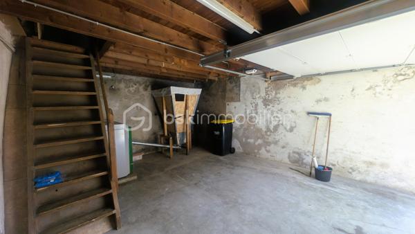 À deux pas de tous les commerces et services de L'Absie, découvrez cette charmante maison de ville de 93 m² hab. environ, combinant confort, praticité et fort potentiel d’évolution.

LES POINTS FORTS QUI FONT LA DIFFÉRENCE :
Emplacement "N°1 Tout à pied" : Écoles, cabinet médical, boulangerie, pharmacie et Carrefour Contact accessibles en quelques secondes à pied !
Zéro contrainte d'extérieur : Maison sans terrain, idéale pour un investissement locatif à gestion simplifiée ou pour profiter de son week-end sans entretien de jardin.
Garage privé fermé : Rare en centre-ville, un vrai confort pour garer votre véhicule ou stocker en toute sécurité.
Chauffage performant & économique : Équipée d'une chaudière à granules récente pour un confort thermique optimal.
Potentiel d'agrandissement : Un vaste grenier aménageable vous permet de créer une pièce supplémentaire (suite parentale, bureau, salle de jeux).

Disponible immédiatement : Prête pour votre projet ou vos travaux sans aucun délai !

AGENCEMENT OPTIMISÉ ET FONCTIONNEL :
Au rez-de-chaussée :
Entrée accueillante, Cuisine, Salon lumineux et convivial, WC séparé, Garage avec accès direct

À l'étage :
3 chambres, Salle de bains avec WC, Grenier aménageable offrant de superbes perspectives de valorisation

CÔTÉ TECHNIQUE & TRAVAUX :
La maison est équipée d'un système de chauffage moderne à granules.
Des travaux de couverture sont à prévoir, vous offrant la possibilité d'optimiser la valorisation du bien, d'adapter les travaux à vos besoins ou de générer du déficit foncier idéal pour les investisseurs.

LOCALISATION & TEMPS DE TRAJET :
Au quotidien : 
Commerces, supermarché, écoles et santé à pied.
15 min : La Châtaigneraie / Moncoutant
25 min : Bressuire
30 min : Pouzauges
35 min : Fontenay-le-Comte
45 min : Niort (Gare TGV) / Puy du Fou
1h20 : La Rochelle / Côte Atlantique

Une opportunité rare sur le secteur pour allier rentabilité, emplacement stratégique et potentiel !

Disponible immédiatement. Contactez-moi dès aujourd'hui pour plus d'informations ou pour programmer une visite.