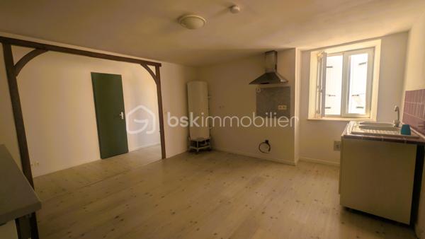 À deux pas de tous les commerces et services de L'Absie, découvrez cette charmante maison de ville de 93 m² hab. environ, combinant confort, praticité et fort potentiel d’évolution.

LES POINTS FORTS QUI FONT LA DIFFÉRENCE :
Emplacement "N°1 Tout à pied" : Écoles, cabinet médical, boulangerie, pharmacie et Carrefour Contact accessibles en quelques secondes à pied !
Zéro contrainte d'extérieur : Maison sans terrain, idéale pour un investissement locatif à gestion simplifiée ou pour profiter de son week-end sans entretien de jardin.
Garage privé fermé : Rare en centre-ville, un vrai confort pour garer votre véhicule ou stocker en toute sécurité.
Chauffage performant & économique : Équipée d'une chaudière à granules récente pour un confort thermique optimal.
Potentiel d'agrandissement : Un vaste grenier aménageable vous permet de créer une pièce supplémentaire (suite parentale, bureau, salle de jeux).

Disponible immédiatement : Prête pour votre projet ou vos travaux sans aucun délai !

AGENCEMENT OPTIMISÉ ET FONCTIONNEL :
Au rez-de-chaussée :
Entrée accueillante, Cuisine, Salon lumineux et convivial, WC séparé, Garage avec accès direct

À l'étage :
3 chambres, Salle de bains avec WC, Grenier aménageable offrant de superbes perspectives de valorisation

CÔTÉ TECHNIQUE & TRAVAUX :
La maison est équipée d'un système de chauffage moderne à granules.
Des travaux de couverture sont à prévoir, vous offrant la possibilité d'optimiser la valorisation du bien, d'adapter les travaux à vos besoins ou de générer du déficit foncier idéal pour les investisseurs.

LOCALISATION & TEMPS DE TRAJET :
Au quotidien : 
Commerces, supermarché, écoles et santé à pied.
15 min : La Châtaigneraie / Moncoutant
25 min : Bressuire
30 min : Pouzauges
35 min : Fontenay-le-Comte
45 min : Niort (Gare TGV) / Puy du Fou
1h20 : La Rochelle / Côte Atlantique

Une opportunité rare sur le secteur pour allier rentabilité, emplacement stratégique et potentiel !

Disponible immédiatement. Contactez-moi dès aujourd'hui pour plus d'informations ou pour programmer une visite.