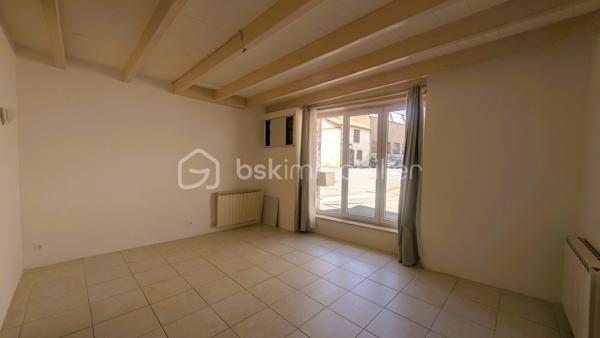 À deux pas de tous les commerces et services de L'Absie, découvrez cette charmante maison de ville de 93 m² hab. environ, combinant confort, praticité et fort potentiel d’évolution.

LES POINTS FORTS QUI FONT LA DIFFÉRENCE :
Emplacement "N°1 Tout à pied" : Écoles, cabinet médical, boulangerie, pharmacie et Carrefour Contact accessibles en quelques secondes à pied !
Zéro contrainte d'extérieur : Maison sans terrain, idéale pour un investissement locatif à gestion simplifiée ou pour profiter de son week-end sans entretien de jardin.
Garage privé fermé : Rare en centre-ville, un vrai confort pour garer votre véhicule ou stocker en toute sécurité.
Chauffage performant & économique : Équipée d'une chaudière à granules récente pour un confort thermique optimal.
Potentiel d'agrandissement : Un vaste grenier aménageable vous permet de créer une pièce supplémentaire (suite parentale, bureau, salle de jeux).

Disponible immédiatement : Prête pour votre projet ou vos travaux sans aucun délai !

AGENCEMENT OPTIMISÉ ET FONCTIONNEL :
Au rez-de-chaussée :
Entrée accueillante, Cuisine, Salon lumineux et convivial, WC séparé, Garage avec accès direct

À l'étage :
3 chambres, Salle de bains avec WC, Grenier aménageable offrant de superbes perspectives de valorisation

CÔTÉ TECHNIQUE & TRAVAUX :
La maison est équipée d'un système de chauffage moderne à granules.
Des travaux de couverture sont à prévoir, vous offrant la possibilité d'optimiser la valorisation du bien, d'adapter les travaux à vos besoins ou de générer du déficit foncier idéal pour les investisseurs.

LOCALISATION & TEMPS DE TRAJET :
Au quotidien : 
Commerces, supermarché, écoles et santé à pied.
15 min : La Châtaigneraie / Moncoutant
25 min : Bressuire
30 min : Pouzauges
35 min : Fontenay-le-Comte
45 min : Niort (Gare TGV) / Puy du Fou
1h20 : La Rochelle / Côte Atlantique

Une opportunité rare sur le secteur pour allier rentabilité, emplacement stratégique et potentiel !

Disponible immédiatement. Contactez-moi dès aujourd'hui pour plus d'informations ou pour programmer une visite.