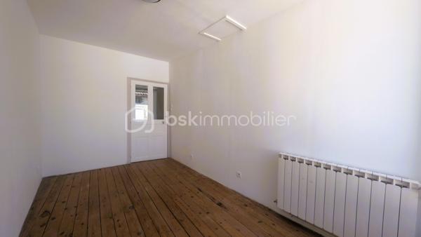 À deux pas de tous les commerces et services de L'Absie, découvrez cette charmante maison de ville de 93 m² hab. environ, combinant confort, praticité et fort potentiel d’évolution.

LES POINTS FORTS QUI FONT LA DIFFÉRENCE :
Emplacement "N°1 Tout à pied" : Écoles, cabinet médical, boulangerie, pharmacie et Carrefour Contact accessibles en quelques secondes à pied !
Zéro contrainte d'extérieur : Maison sans terrain, idéale pour un investissement locatif à gestion simplifiée ou pour profiter de son week-end sans entretien de jardin.
Garage privé fermé : Rare en centre-ville, un vrai confort pour garer votre véhicule ou stocker en toute sécurité.
Chauffage performant & économique : Équipée d'une chaudière à granules récente pour un confort thermique optimal.
Potentiel d'agrandissement : Un vaste grenier aménageable vous permet de créer une pièce supplémentaire (suite parentale, bureau, salle de jeux).

Disponible immédiatement : Prête pour votre projet ou vos travaux sans aucun délai !

AGENCEMENT OPTIMISÉ ET FONCTIONNEL :
Au rez-de-chaussée :
Entrée accueillante, Cuisine, Salon lumineux et convivial, WC séparé, Garage avec accès direct

À l'étage :
3 chambres, Salle de bains avec WC, Grenier aménageable offrant de superbes perspectives de valorisation

CÔTÉ TECHNIQUE & TRAVAUX :
La maison est équipée d'un système de chauffage moderne à granules.
Des travaux de couverture sont à prévoir, vous offrant la possibilité d'optimiser la valorisation du bien, d'adapter les travaux à vos besoins ou de générer du déficit foncier idéal pour les investisseurs.

LOCALISATION & TEMPS DE TRAJET :
Au quotidien : 
Commerces, supermarché, écoles et santé à pied.
15 min : La Châtaigneraie / Moncoutant
25 min : Bressuire
30 min : Pouzauges
35 min : Fontenay-le-Comte
45 min : Niort (Gare TGV) / Puy du Fou
1h20 : La Rochelle / Côte Atlantique

Une opportunité rare sur le secteur pour allier rentabilité, emplacement stratégique et potentiel !

Disponible immédiatement. Contactez-moi dès aujourd'hui pour plus d'informations ou pour programmer une visite.
