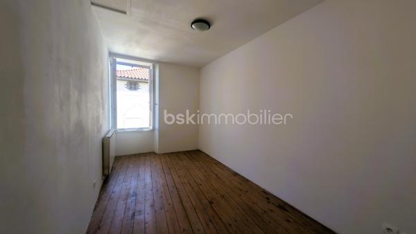 À deux pas de tous les commerces et services de L'Absie, découvrez cette charmante maison de ville de 93 m² hab. environ, combinant confort, praticité et fort potentiel d’évolution.

LES POINTS FORTS QUI FONT LA DIFFÉRENCE :
Emplacement "N°1 Tout à pied" : Écoles, cabinet médical, boulangerie, pharmacie et Carrefour Contact accessibles en quelques secondes à pied !
Zéro contrainte d'extérieur : Maison sans terrain, idéale pour un investissement locatif à gestion simplifiée ou pour profiter de son week-end sans entretien de jardin.
Garage privé fermé : Rare en centre-ville, un vrai confort pour garer votre véhicule ou stocker en toute sécurité.
Chauffage performant & économique : Équipée d'une chaudière à granules récente pour un confort thermique optimal.
Potentiel d'agrandissement : Un vaste grenier aménageable vous permet de créer une pièce supplémentaire (suite parentale, bureau, salle de jeux).

Disponible immédiatement : Prête pour votre projet ou vos travaux sans aucun délai !

AGENCEMENT OPTIMISÉ ET FONCTIONNEL :
Au rez-de-chaussée :
Entrée accueillante, Cuisine, Salon lumineux et convivial, WC séparé, Garage avec accès direct

À l'étage :
3 chambres, Salle de bains avec WC, Grenier aménageable offrant de superbes perspectives de valorisation

CÔTÉ TECHNIQUE & TRAVAUX :
La maison est équipée d'un système de chauffage moderne à granules.
Des travaux de couverture sont à prévoir, vous offrant la possibilité d'optimiser la valorisation du bien, d'adapter les travaux à vos besoins ou de générer du déficit foncier idéal pour les investisseurs.

LOCALISATION & TEMPS DE TRAJET :
Au quotidien : 
Commerces, supermarché, écoles et santé à pied.
15 min : La Châtaigneraie / Moncoutant
25 min : Bressuire
30 min : Pouzauges
35 min : Fontenay-le-Comte
45 min : Niort (Gare TGV) / Puy du Fou
1h20 : La Rochelle / Côte Atlantique

Une opportunité rare sur le secteur pour allier rentabilité, emplacement stratégique et potentiel !

Disponible immédiatement. Contactez-moi dès aujourd'hui pour plus d'informations ou pour programmer une visite.