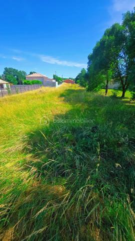 Bonjour,

À Saisir !

Sur la commune de Ruoms, dans un secteur particulièrement recherché, terrain constructible de 600 m² au prix de 66500€ idéalement situé à proximité immédiate des commerces et services du quotidien.

Vous bénéficierez d’un emplacement privilégié, à quelques pas du Super U, de la boulangerie et de la voie verte, offrant un cadre de vie pratique et agréable.

Les atouts du terrain :

✔ Terrain constructible libre de constructeur.
✔ Surface d’environ 600 m².
✔ Réseaux d’eau et d’électricité à proximité pour une viabilisation simplifiée.
✔ Toutes Commodités.
✔ Secteur calme et recherché.
✔ Idéal pour la construction d’une résidence principale, secondaire ou pour un projet d’investissement.

Situé au cœur du sud Ardèche, ce terrain représente une belle opportunité pour concrétiser votre projet immobilier dans un environnement attractif.

📞 Contactez-moi dès maintenant pour obtenir davantage d’informations ou organiser une visite.