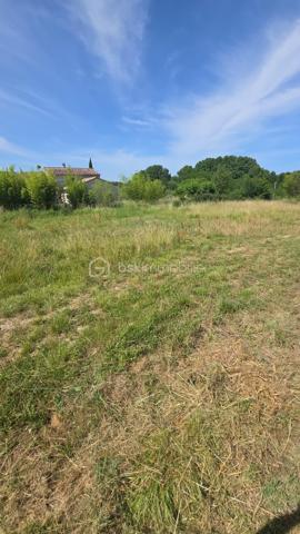 Bonjour,

À Saisir !

Sur la commune de Ruoms, dans un secteur particulièrement recherché, terrain constructible de 600 m² au prix de 66500€ idéalement situé à proximité immédiate des commerces et services du quotidien.

Vous bénéficierez d’un emplacement privilégié, à quelques pas du Super U, de la boulangerie et de la voie verte, offrant un cadre de vie pratique et agréable.

Les atouts du terrain :

✔ Terrain constructible libre de constructeur.
✔ Surface d’environ 600 m².
✔ Réseaux d’eau et d’électricité à proximité pour une viabilisation simplifiée.
✔ Toutes Commodités.
✔ Secteur calme et recherché.
✔ Idéal pour la construction d’une résidence principale, secondaire ou pour un projet d’investissement.

Situé au cœur du sud Ardèche, ce terrain représente une belle opportunité pour concrétiser votre projet immobilier dans un environnement attractif.

📞 Contactez-moi dès maintenant pour obtenir davantage d’informations ou organiser une visite.