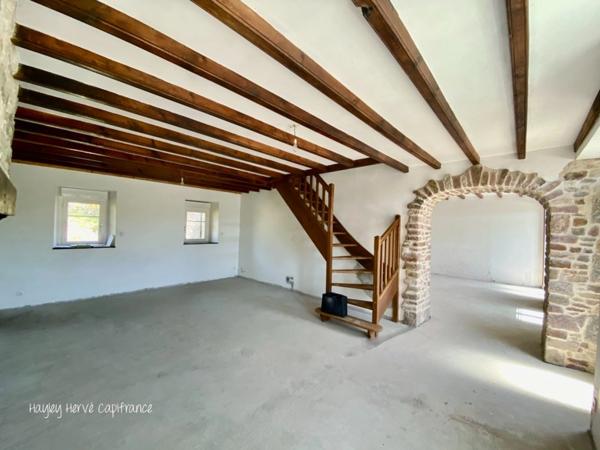 A vendre - Maison mitoyenne de 135 m² à finir à rénover avec jardin, garage et grenier, proche Saint Lo