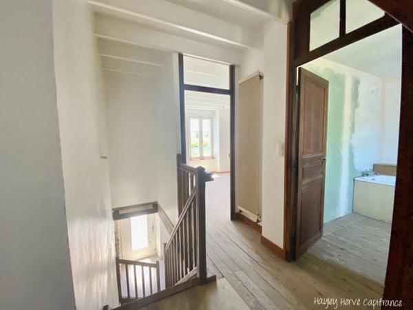 A vendre - Maison mitoyenne de 135 m² à finir à rénover avec jardin, garage et grenier, proche Saint Lo