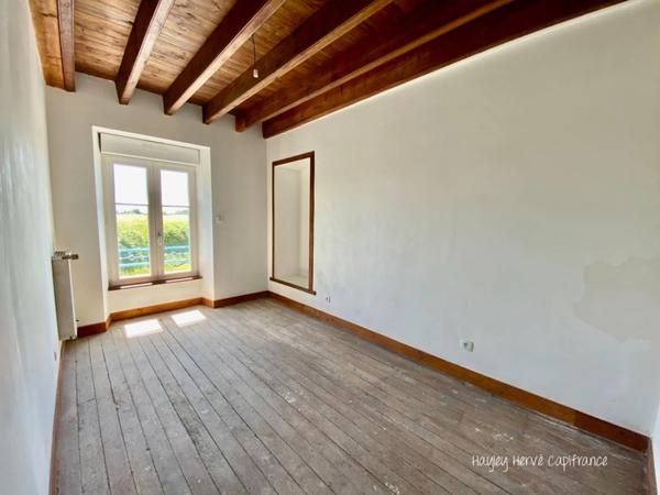 A vendre - Maison mitoyenne de 135 m² à finir à rénover avec jardin, garage et grenier, proche Saint Lo