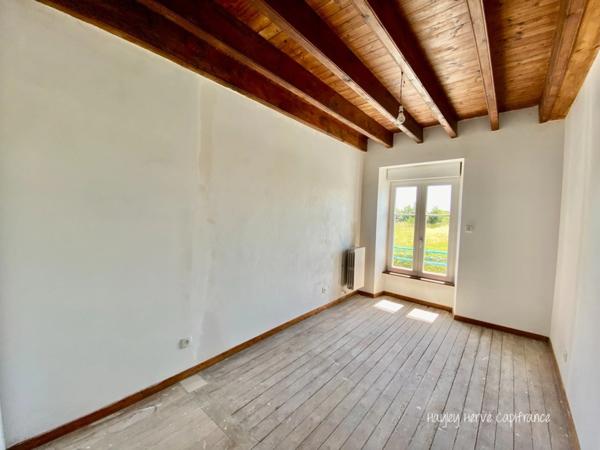 A vendre - Maison mitoyenne de 135 m² à finir à rénover avec jardin, garage et grenier, proche Saint Lo