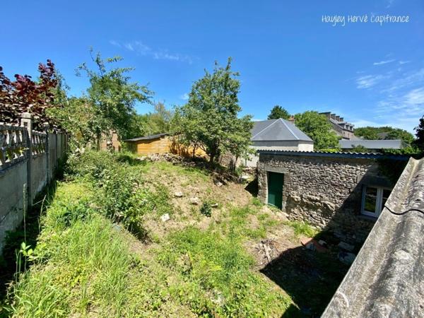 A vendre - Maison mitoyenne de 135 m² à finir à rénover avec jardin, garage et grenier, proche Saint Lo