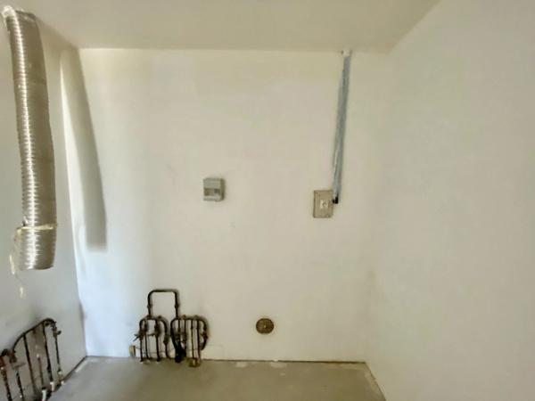 A vendre - Maison mitoyenne de 135 m² à finir à rénover avec jardin, garage et grenier, proche Saint Lo