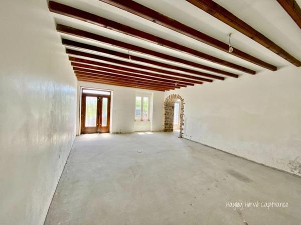 A vendre - Maison mitoyenne de 135 m² à finir à rénover avec jardin, garage et grenier, proche Saint Lo