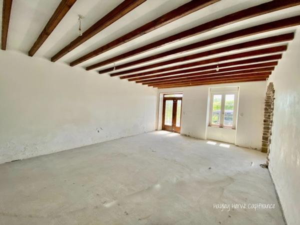 A vendre - Maison mitoyenne de 135 m² à finir à rénover avec jardin, garage et grenier, proche Saint Lo