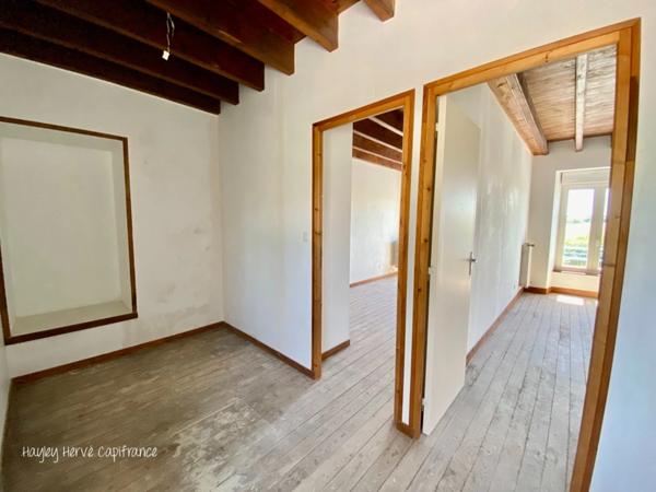 A vendre - Maison mitoyenne de 135 m² à finir à rénover avec jardin, garage et grenier, proche Saint Lo