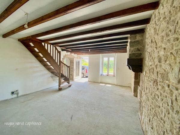 A vendre - Maison mitoyenne de 135 m² à finir à rénover avec jardin, garage et grenier, proche Saint Lo