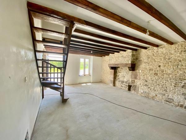 A vendre - Maison mitoyenne de 135 m² à finir à rénover avec jardin, garage et grenier, proche Saint Lo
