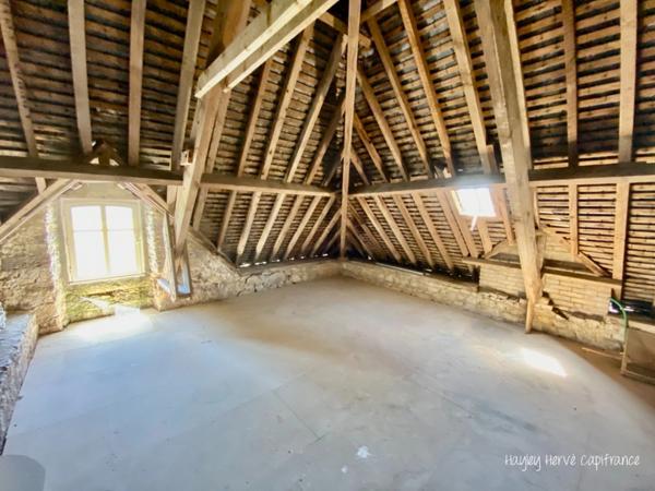 A vendre - Maison mitoyenne de 135 m² à finir à rénover avec jardin, garage et grenier, proche Saint Lo