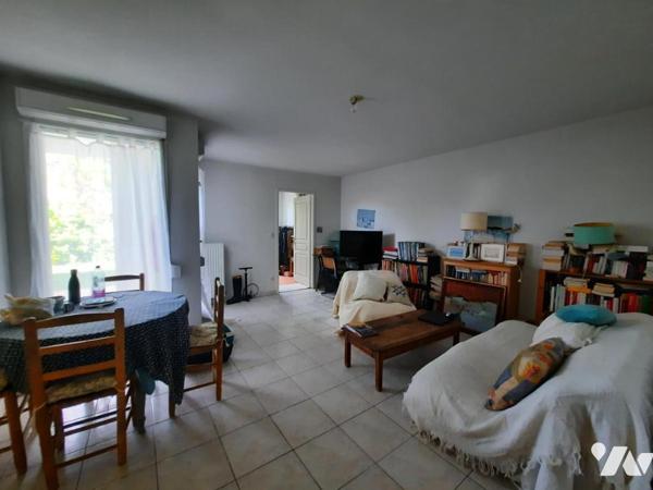 CHALLANS - Entre le centre ville et les commerces