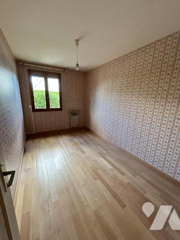 THEIX-NOYALO. Uniquement dans votre étude. Maison 4 pièces 3 chambres.