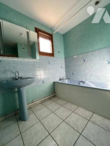 THEIX-NOYALO. Uniquement dans votre étude. Maison 4 pièces 3 chambres.