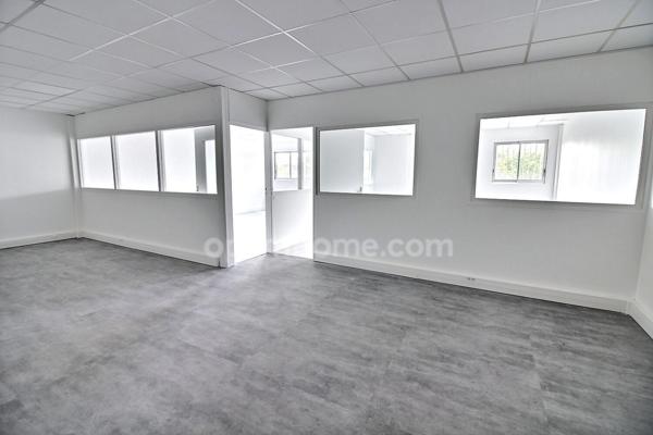 bureau rénové de 77 m2 à vendre à Trappes au prix de 103476 euros TTC