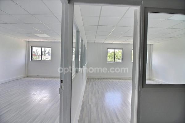 bureau rénové de 77 m2 à vendre à Trappes au prix de 103476 euros TTC