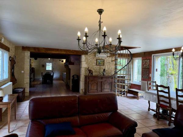 Maison ancienne - Saint-cyprien Maison isolée sur six hectares avec piscine et truffiers , parfaite pour une totale autonomie !