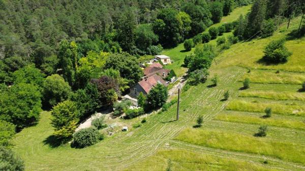 Maison ancienne - Saint-cyprien Maison isolée sur six hectares avec piscine et truffiers , parfaite pour une totale autonomie !