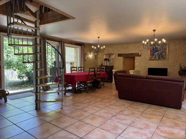 Maison ancienne - Saint-cyprien Maison isolée sur six hectares avec piscine et truffiers , parfaite pour une totale autonomie !