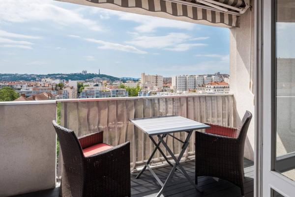 A LOUER LYON 6ᵉ – T2 MEUBLÉ AVEC BALCON, VUE FOURVIÈRE ET PARKING SÉCURISÉ