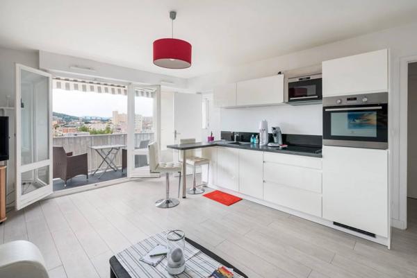 A LOUER LYON 6ᵉ – T2 MEUBLÉ AVEC BALCON, VUE FOURVIÈRE ET PARKING SÉCURISÉ