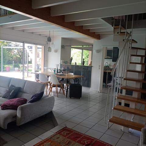 MAISON LUMINEUSE AVEC PISCINE DANS LE QUARTIER RECHERCHE DE ARLAC